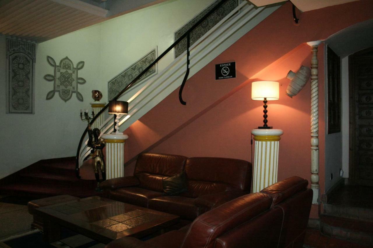 Ambassy Hotel 盖尼特拉 外观 照片