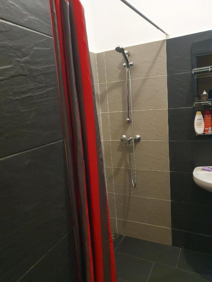 Ambassy Hotel 盖尼特拉 外观 照片