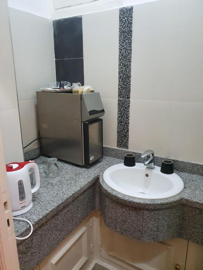 Ambassy Hotel 盖尼特拉 外观 照片
