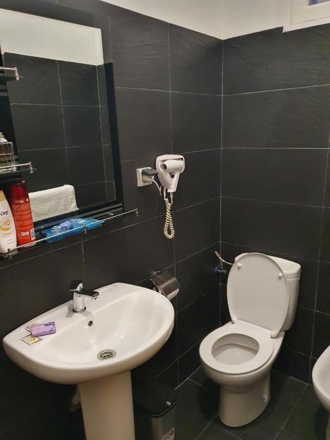 Ambassy Hotel 盖尼特拉 外观 照片